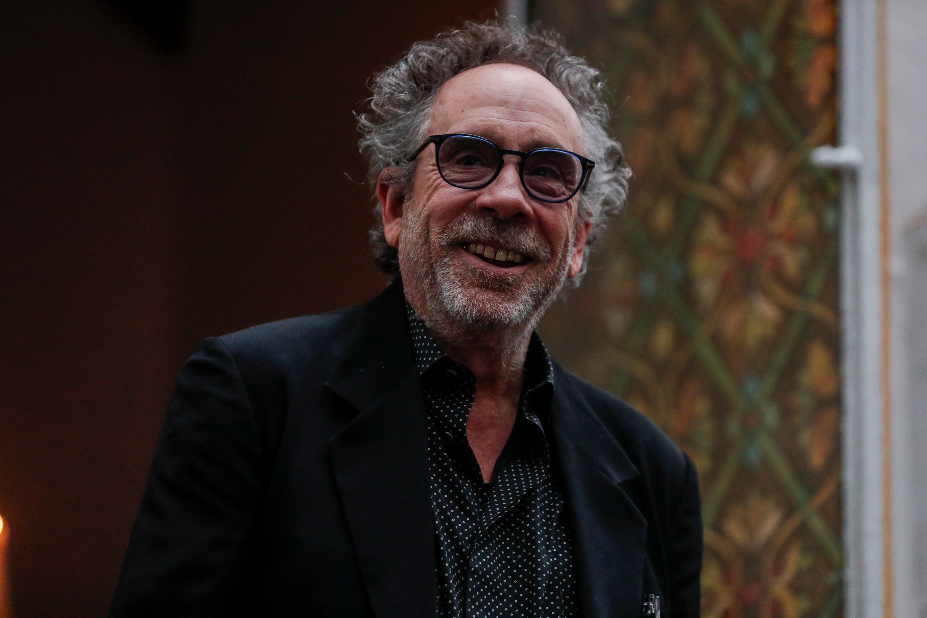 Tim Burton, de 67 años de edad, se formó como cineasta especializado en animación en CalArts, la escuela patrocinada por Disney.
