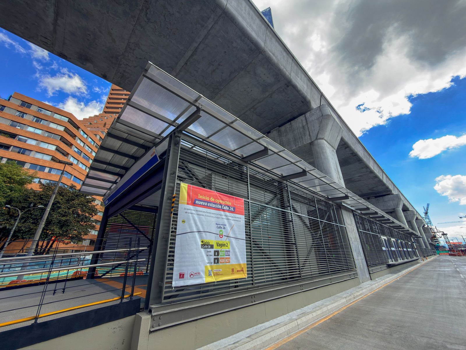 La nueva estación definitiva de la Avenida Caracas con Calle 26 se integra bajo la infraestructura del viaducto del metro elevado.