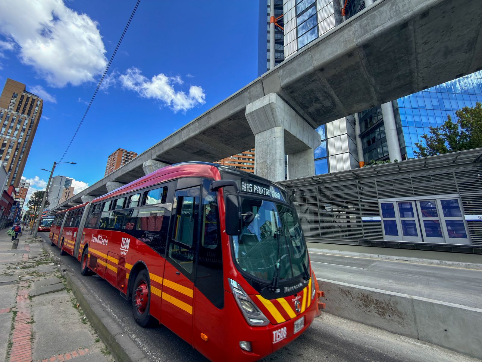 Las columnas del metro elevadas se integran al diseño de la estación, garantizando el flujo constante de ciudadanos en las plataformas.