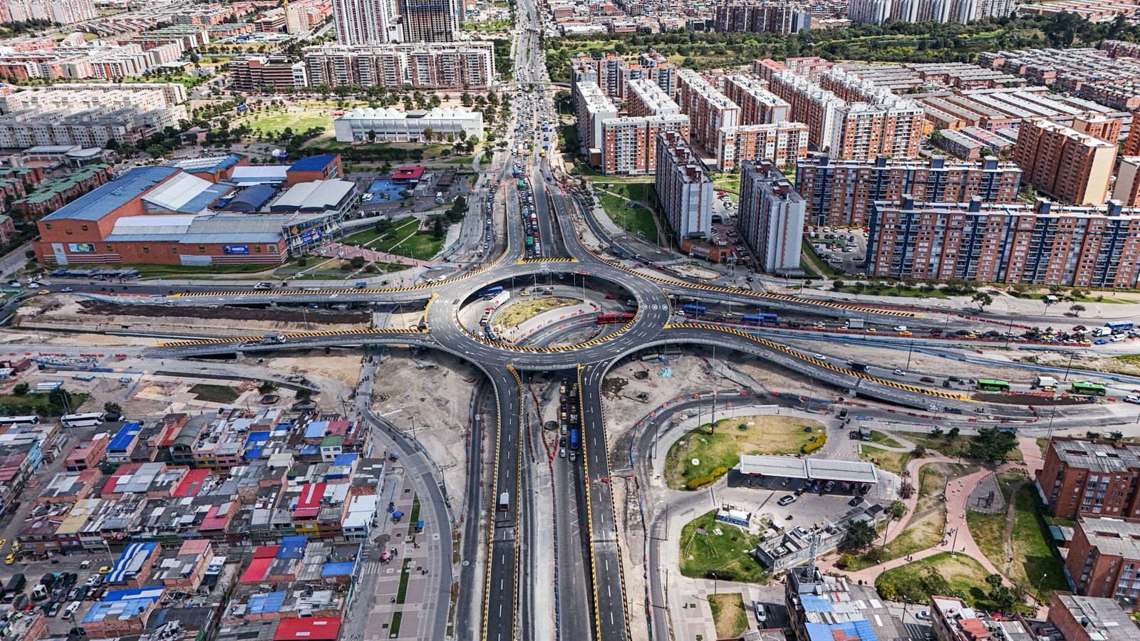 Glorieta elevada de la avenida Ciudad de Cali con avenida de Las Américas