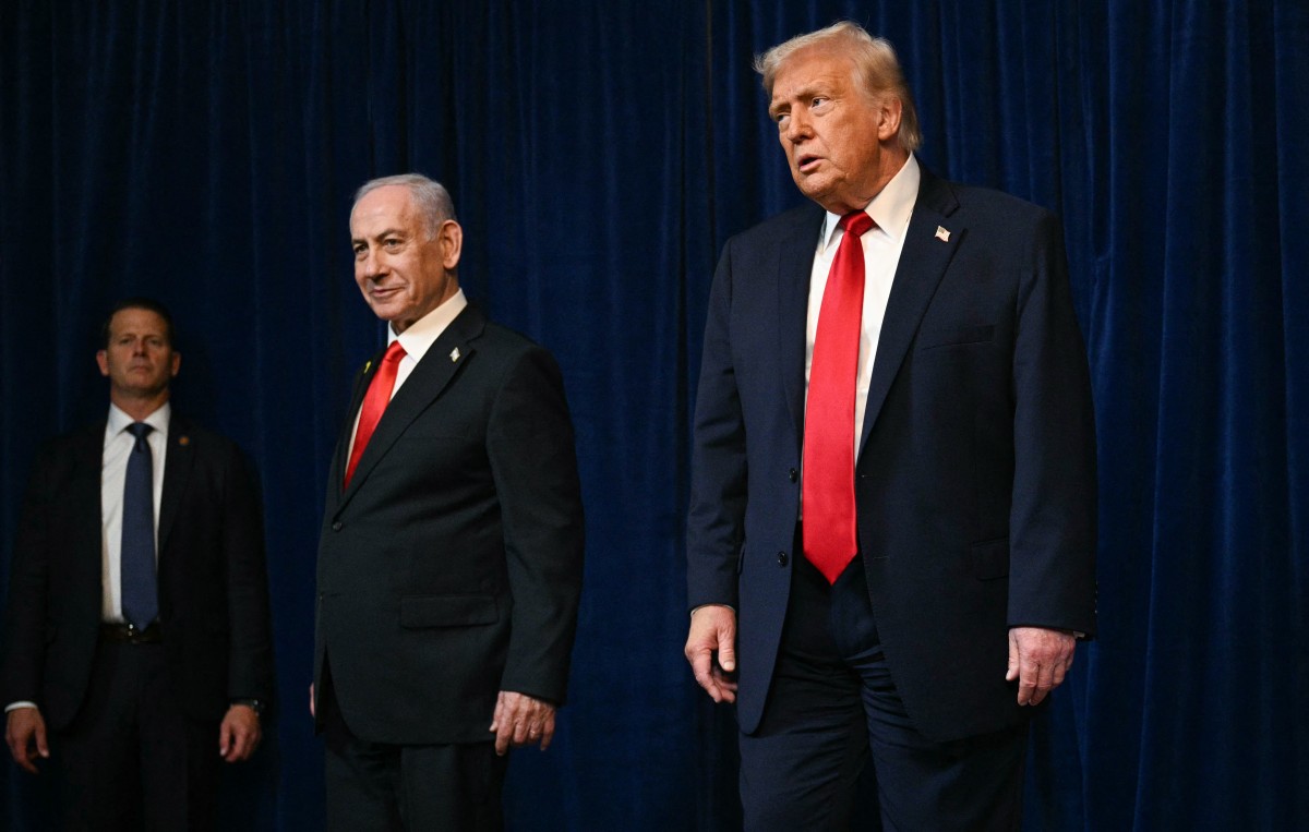 El presidente estadounidense Donald Trump (der.) y el primer ministro israelí Benjamin Netanyahu (centro).