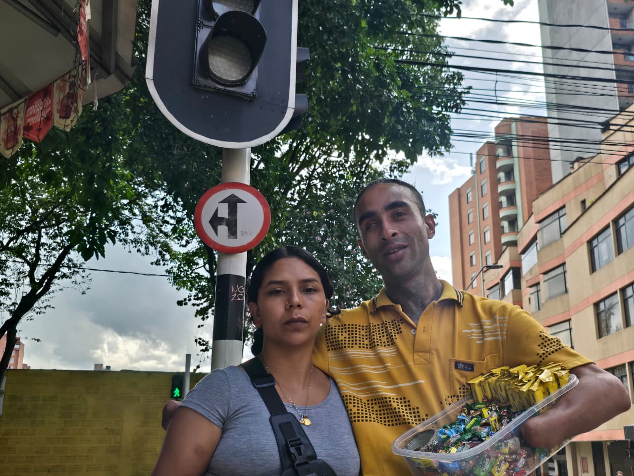 Edison Barrientos y su esposa venden dulces en el semáforo de la calle 40 con carrera 55, en Boston (Medellín).