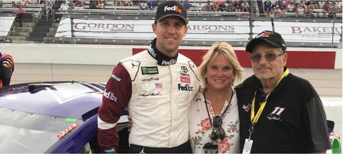 Denny Hamlin junto a sus padres en una carrera de Nascar.