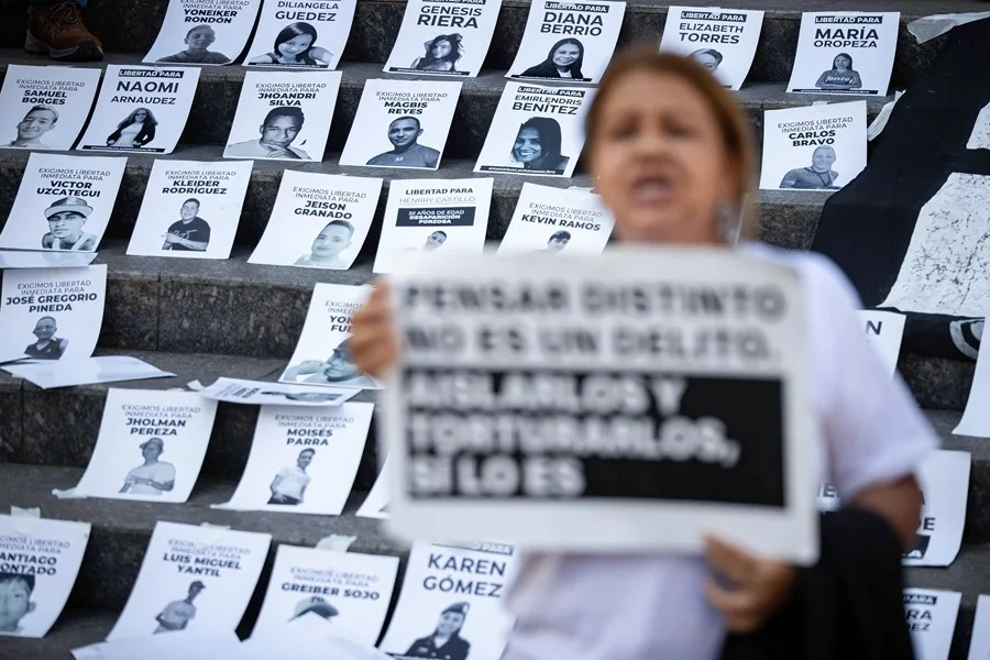 Familiares de presos políticos y activistas de derechos humanos participan en una manifestación.