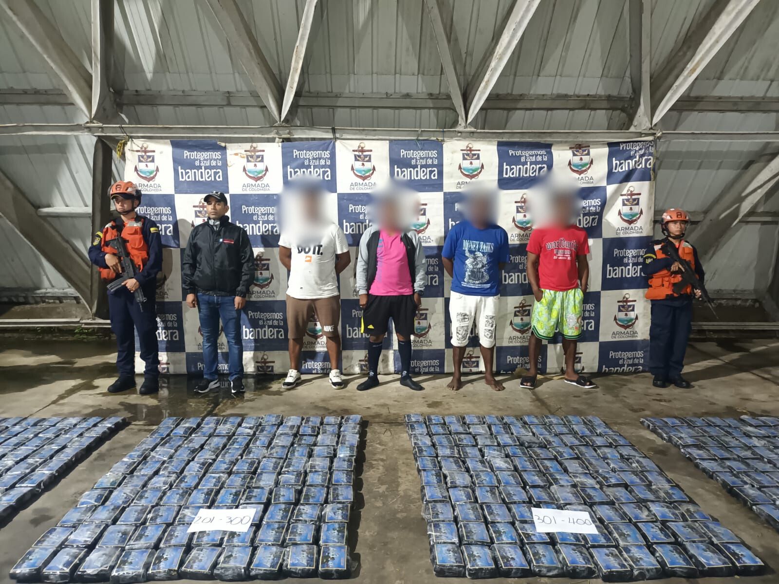 La droga y los hombres capturados.
