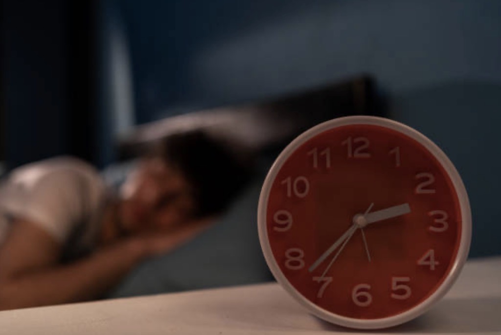 Durante la noche, el cerebro alterna entre fases de sueño ligero y profundo.
