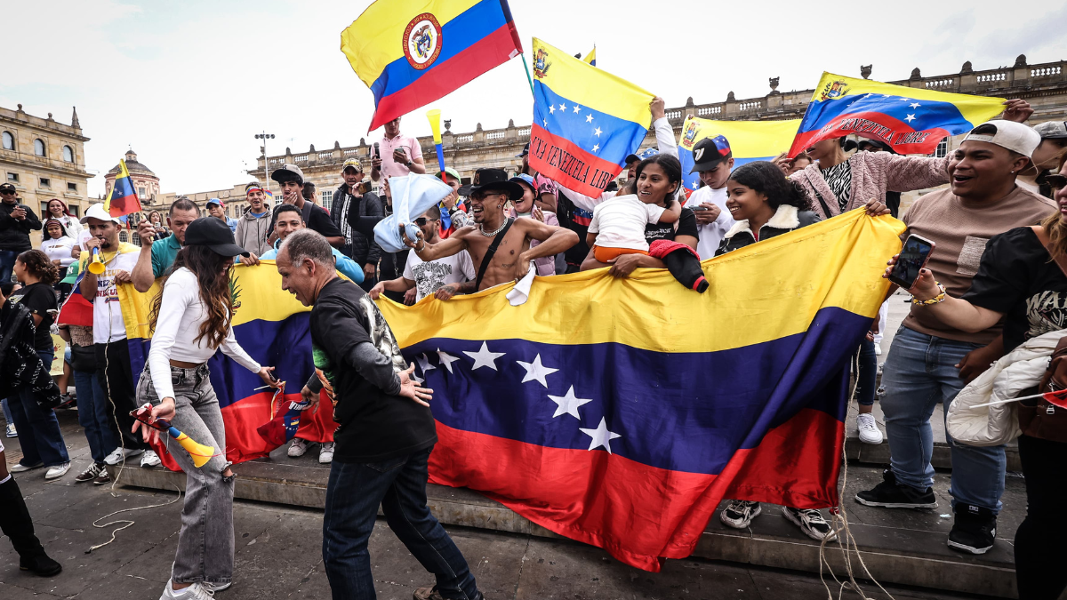 Residentes venezolanos celebran en la Plaza de Bolívar la captura de Nicolás Maduro