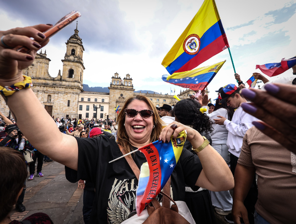Residentes venezolanos celebran en la Plaza de Bolívar la captura de Nicolás Maduro
