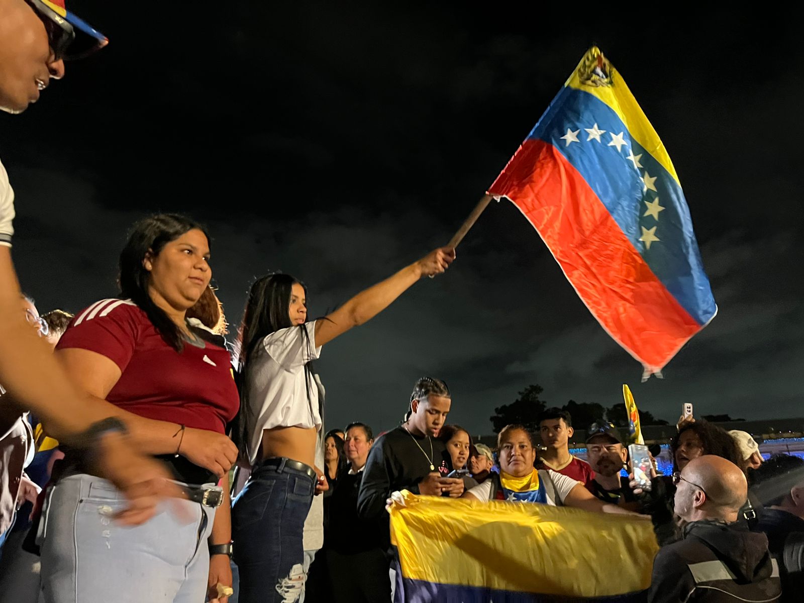 Ciudadanos venezolanos celebran la captura de Nicolás Maduro en la Plaza de Bolívar en Bogotá
