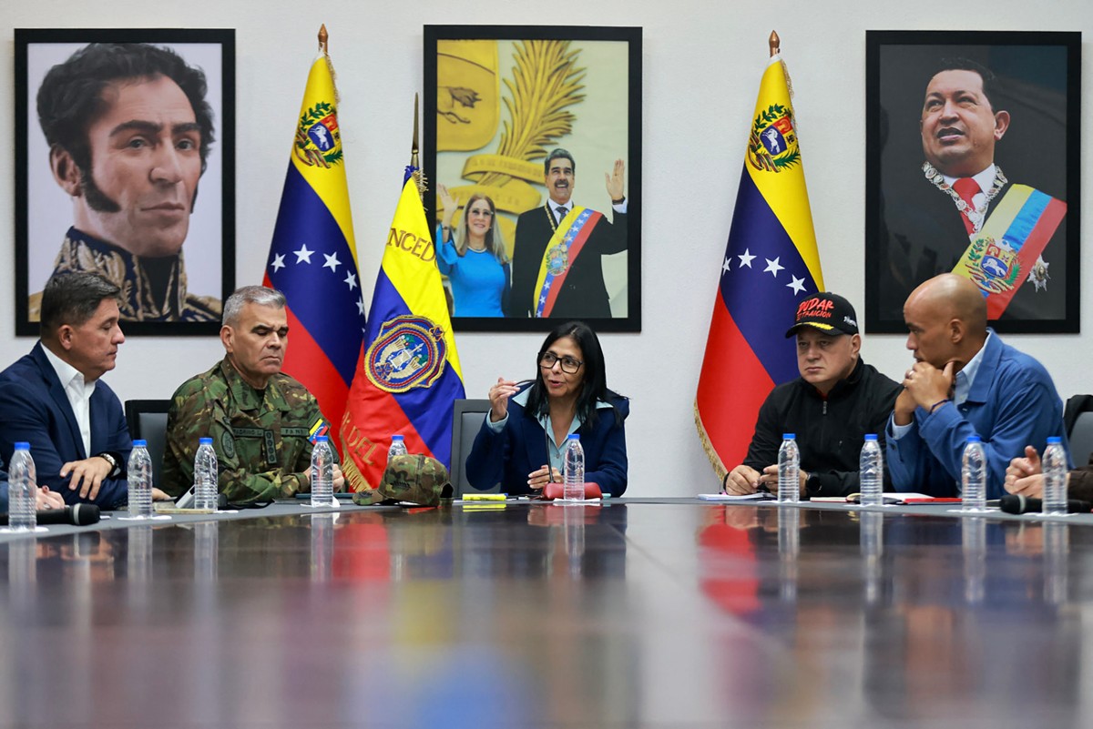 Delcy Rodríguez (centro) junto al ministro de Defensa, Vladimir Padrino (segundo a la izquierda), y el ministro de Relaciones Interiores, Diosdado Cabello (segundo a la derecha).