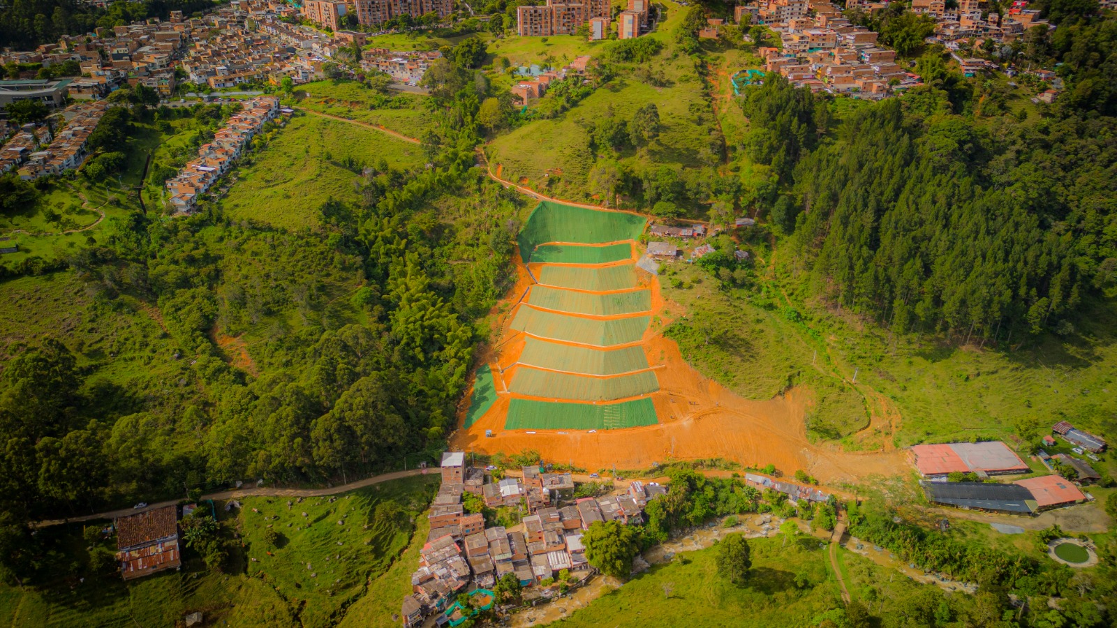 Las obras de estabilización de los terrenos afectados por la temporada invernal en Medellín avanzan en un 65 por ciento.