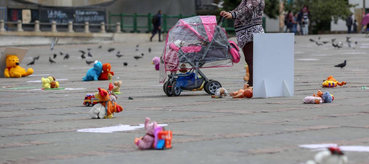 Protesta con juguetes en contra del abuso sexual de menores de edad