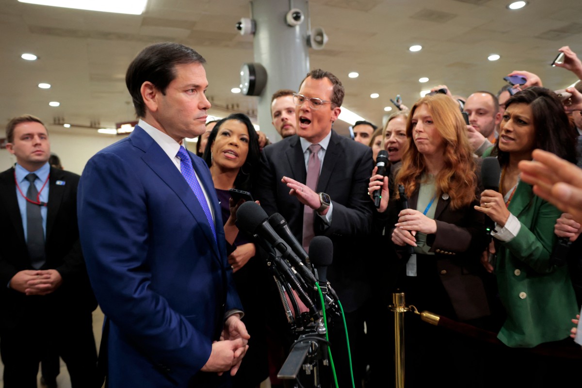 El secretario de Defensa de EE. UU., Pete Hegseth, y el secretario de Estado de EE. UU., Marco Rubio, escuchan mientras el líder de la minoría del Senado, Chuck Schumer, demócrata de Nueva York, habla con los periodistas después de que los senadores fueran informados por altos funcionarios de la administración Trump sobre las recientes acciones militares de EE. UU. en Venezuela, en el Capitolio en Washington, DC, el 7 de enero de 2026.