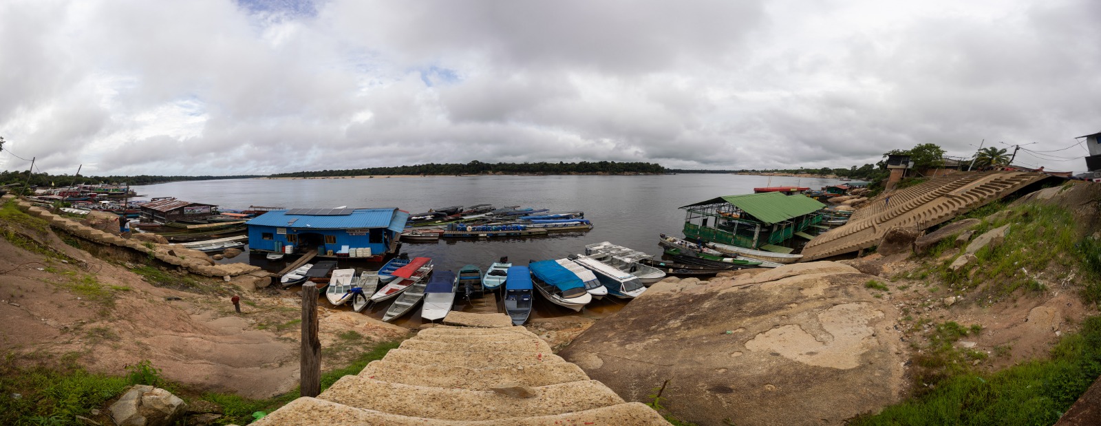En el puerto fluvial de Inírida el tránsito de las embarcaciones con motores a combustión está prácticamente paralizado.