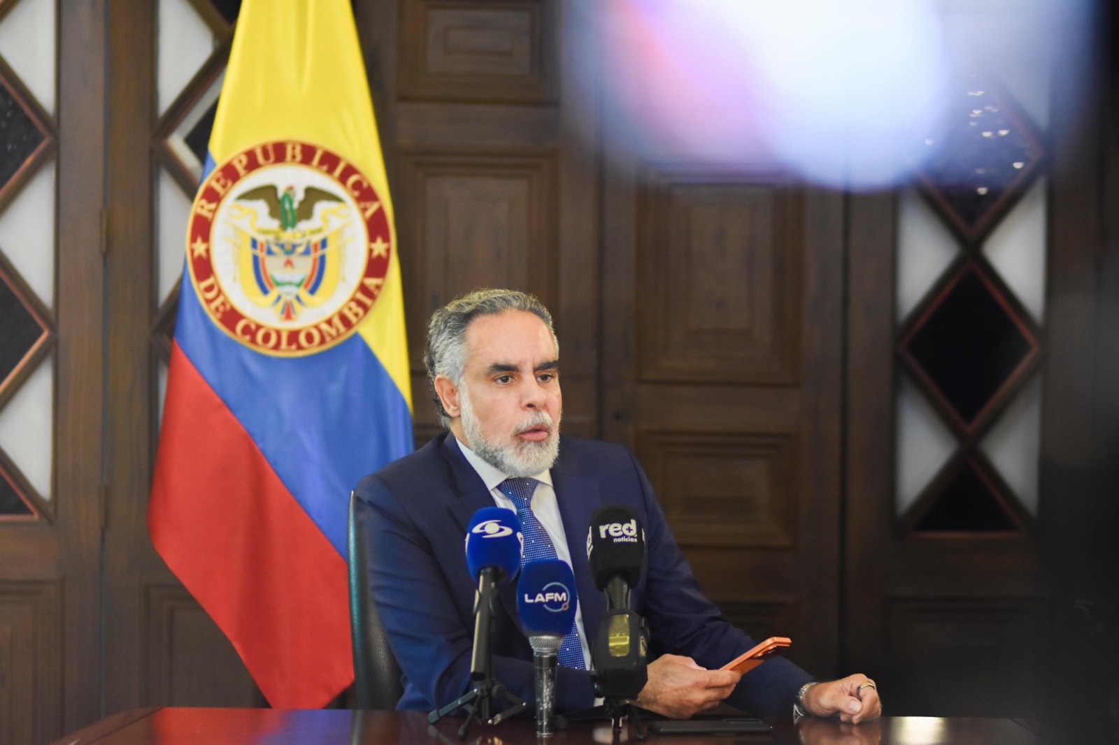 El ministro Armando Benedetti le responde a los 30 exmagistrados.