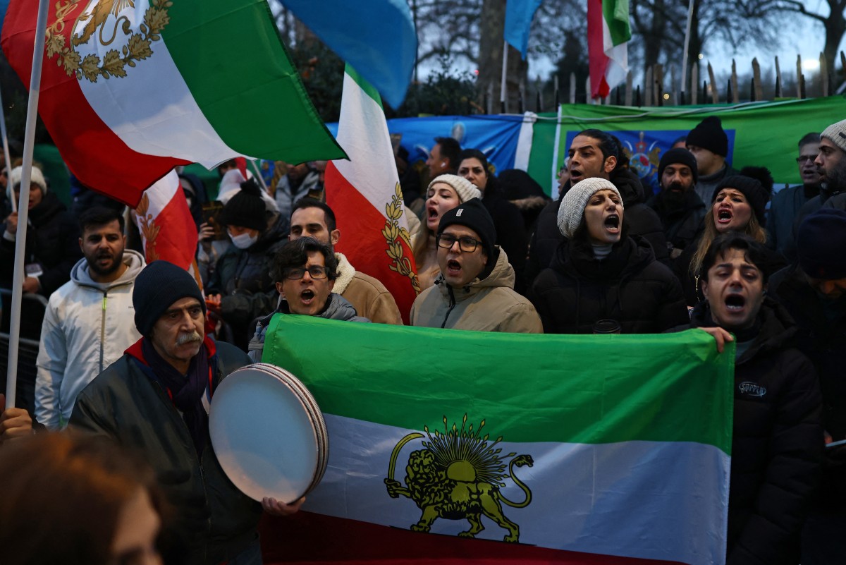 Manifestantes contra el régimen iraní ondean la bandera iraní, antes de la revolución de 1979, con los emblemas del León y el Sol, durante una concentración frente a la Embajada de Irán, en el centro de Londres, el 9 de enero de 2026.