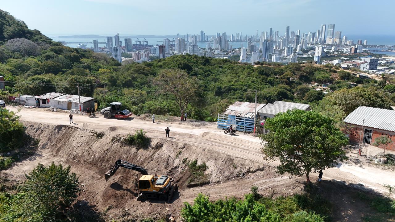 Obras para vía en el cerro de la Popa