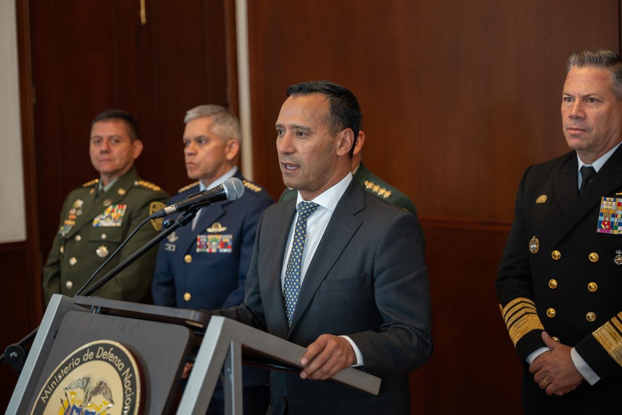Pedro Sánchez, ministro de Defensa, junto a oficiales de la nueva cúpula de la fuerza pública.