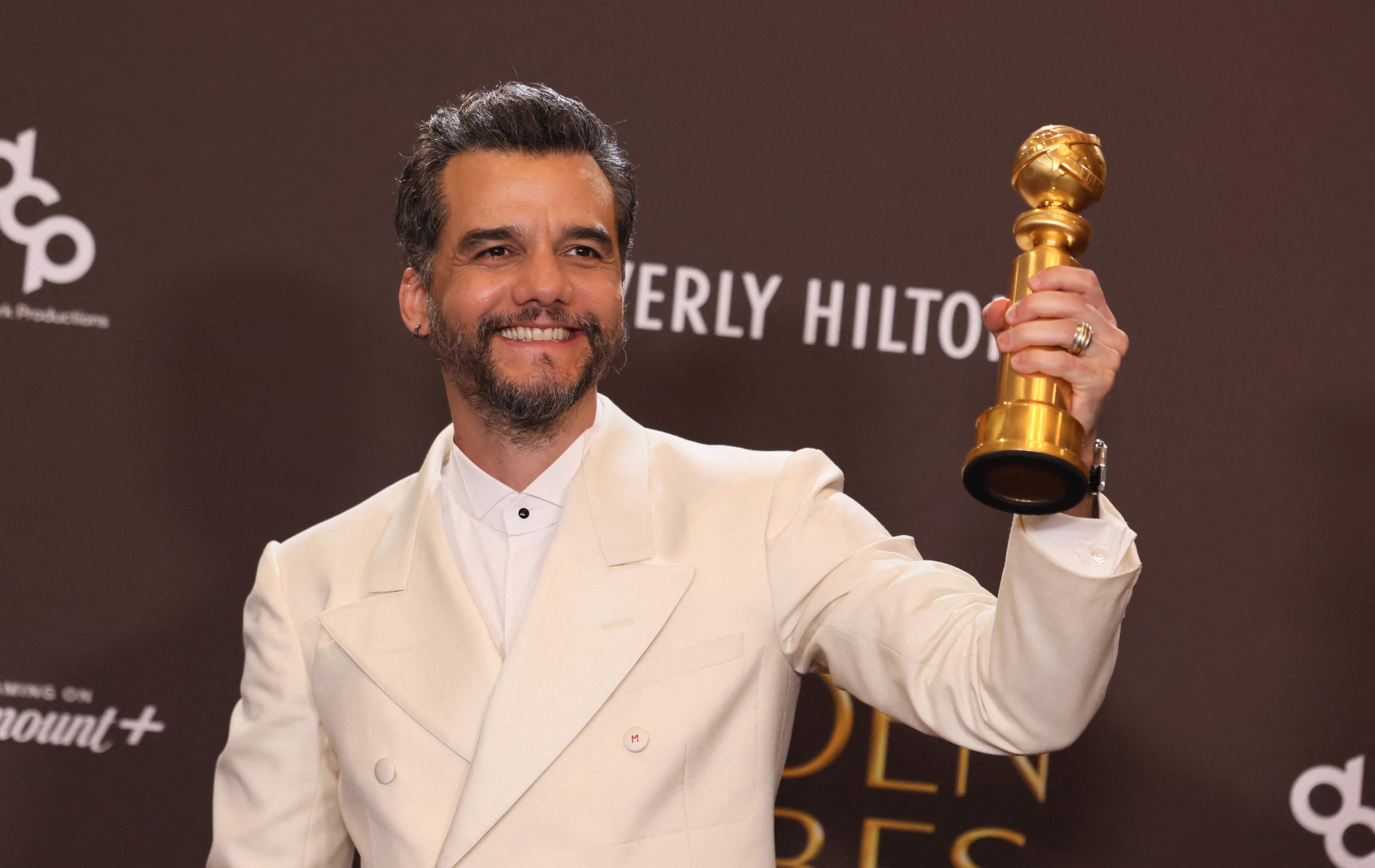 Actorul brazilian Wagner Moura pozează în sala de presă cu premiul pentru cel mai bun actor într-o dramă