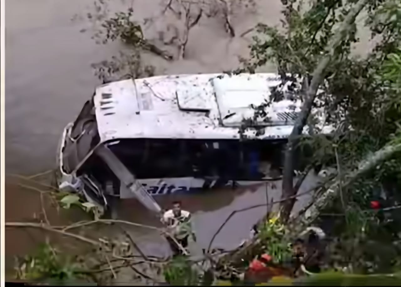 buseta se fue al Río Magdalena en el Huila