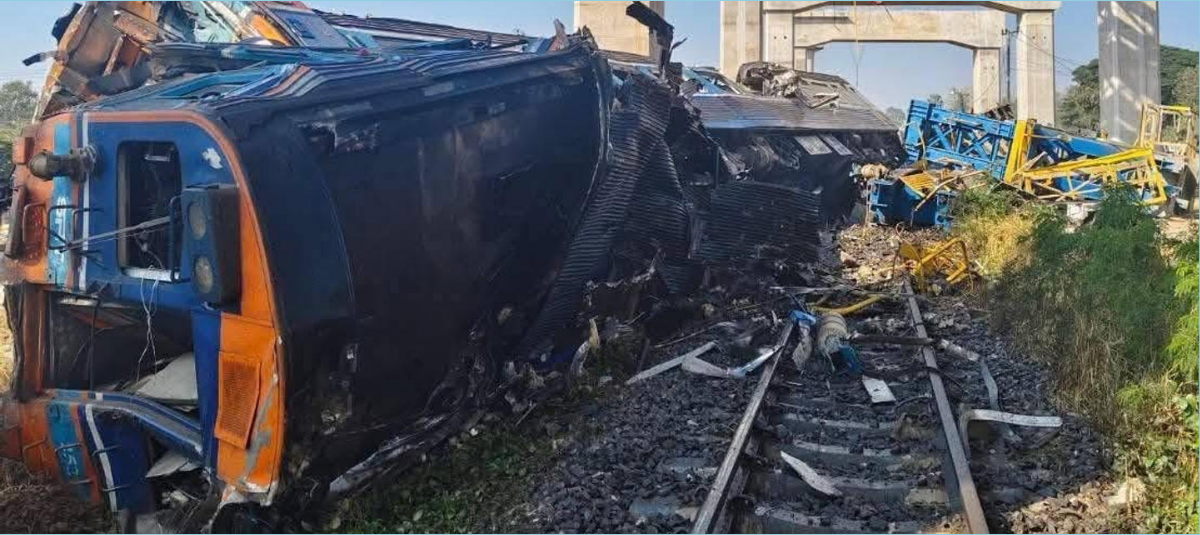 Tragedia en Tailandia por la caída de una grúa sobre un tren.