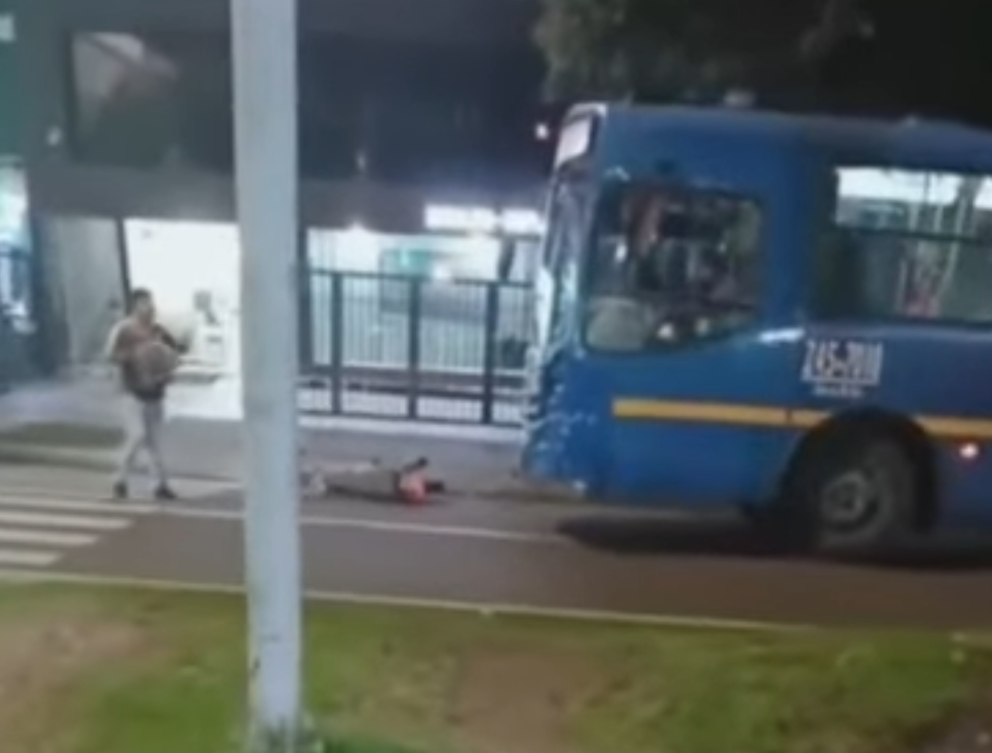 Bus aplastó una moto en Bogotá.