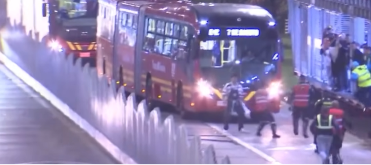 Colado en TransMilenio casi es arrollado por un autobús.