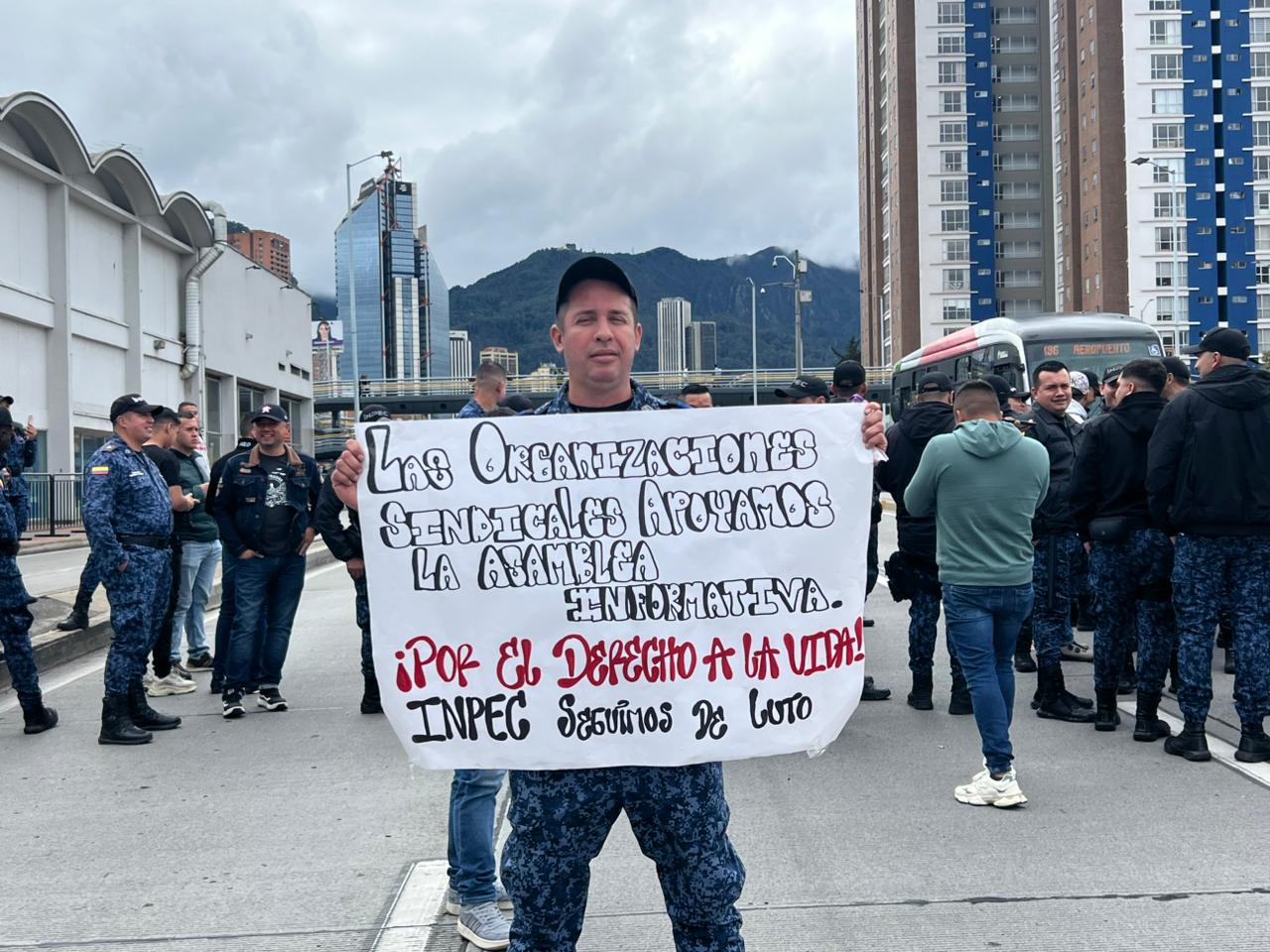 Funcionarios de distintos sindicatos del Inpec protestan frente a las instalaciones de la entidad.