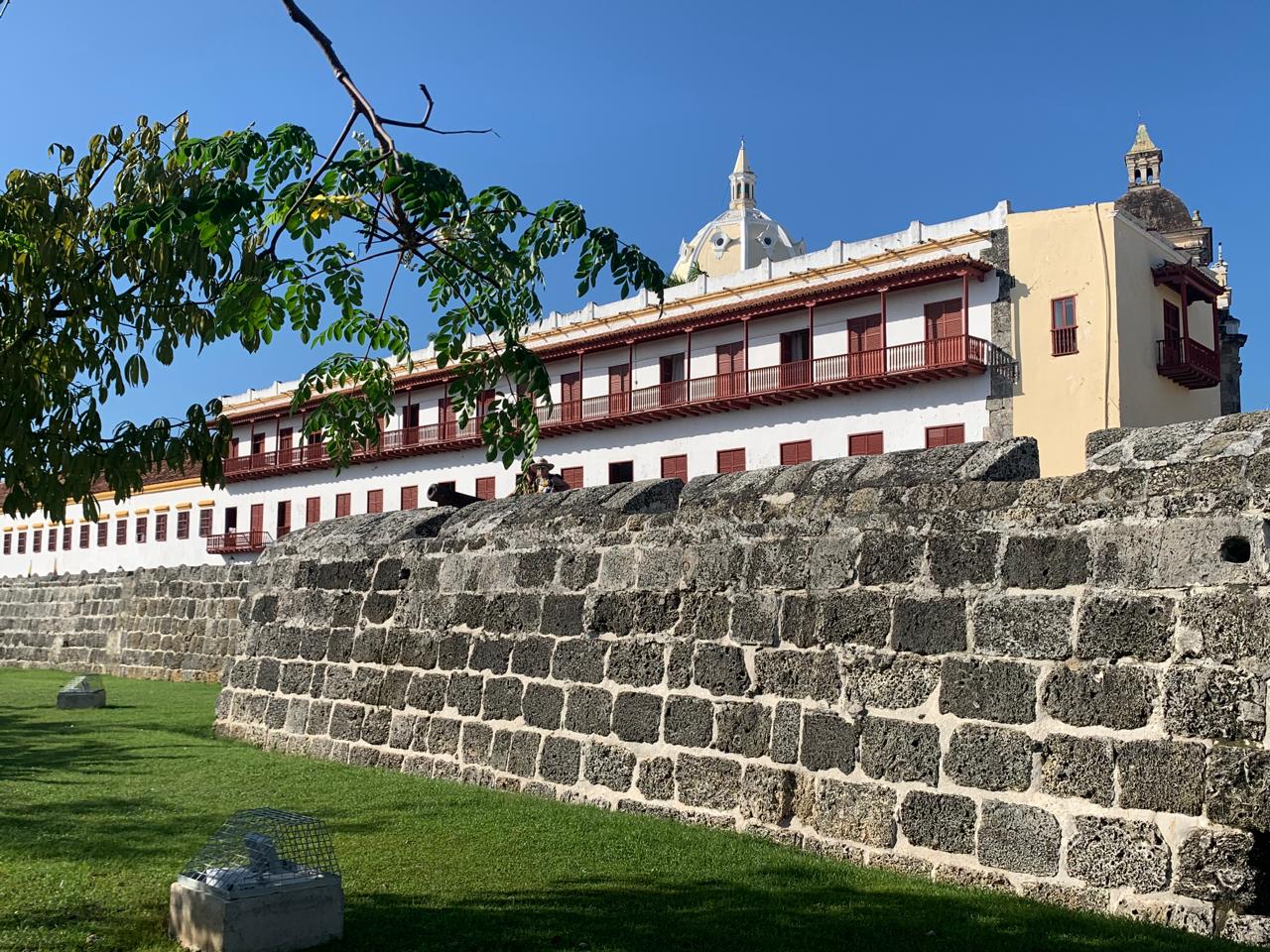 Las Murallas de Cartagena frente al Claustro de los Jesuitas y el Museo Naval