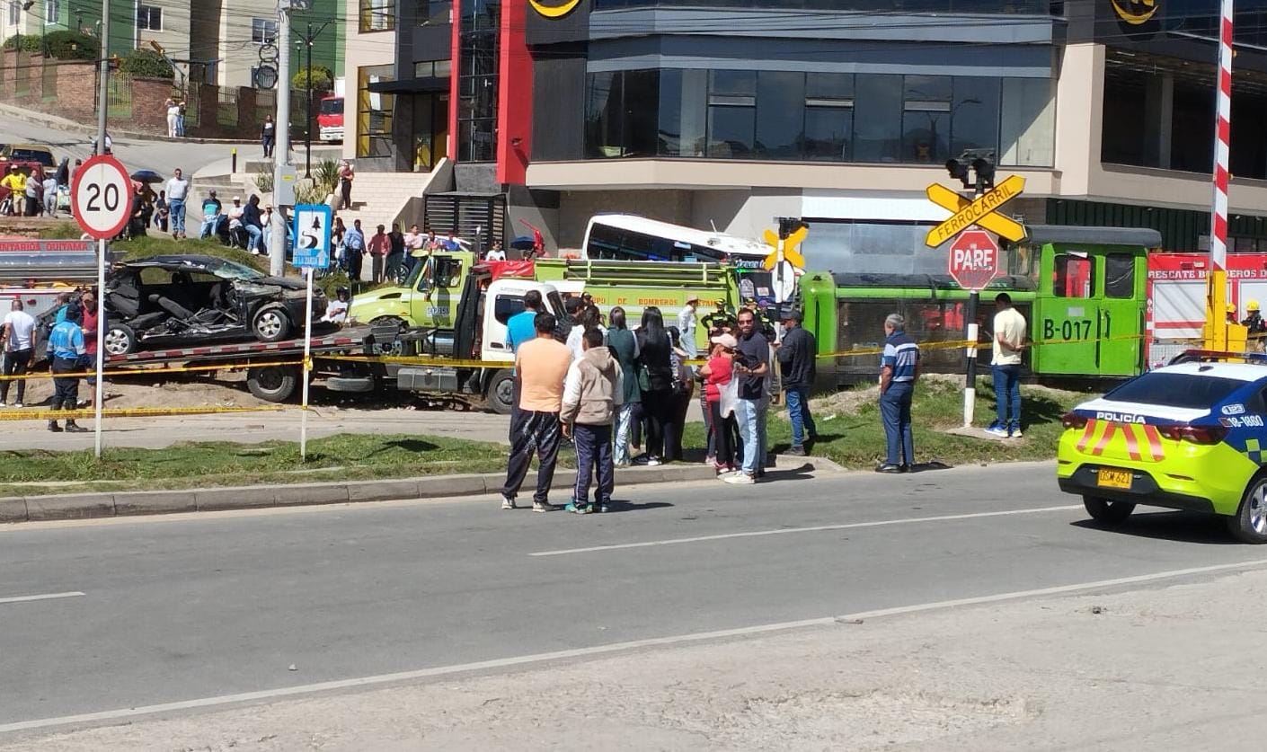 Tren en Duitama se descarriló y se llevó varios carros por delante