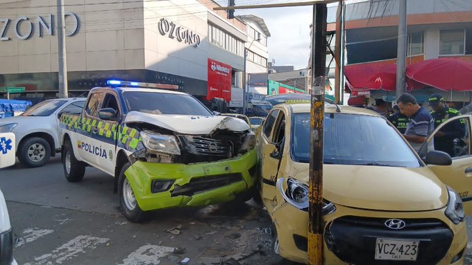Investigue accidente de tránsito entre una patrulla de la Policía y un taxi en Cali.