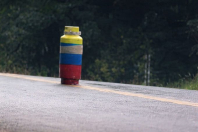 cilindro con la palabra Farc en la mitad de una vía en Antioquia a Barrancabermeja