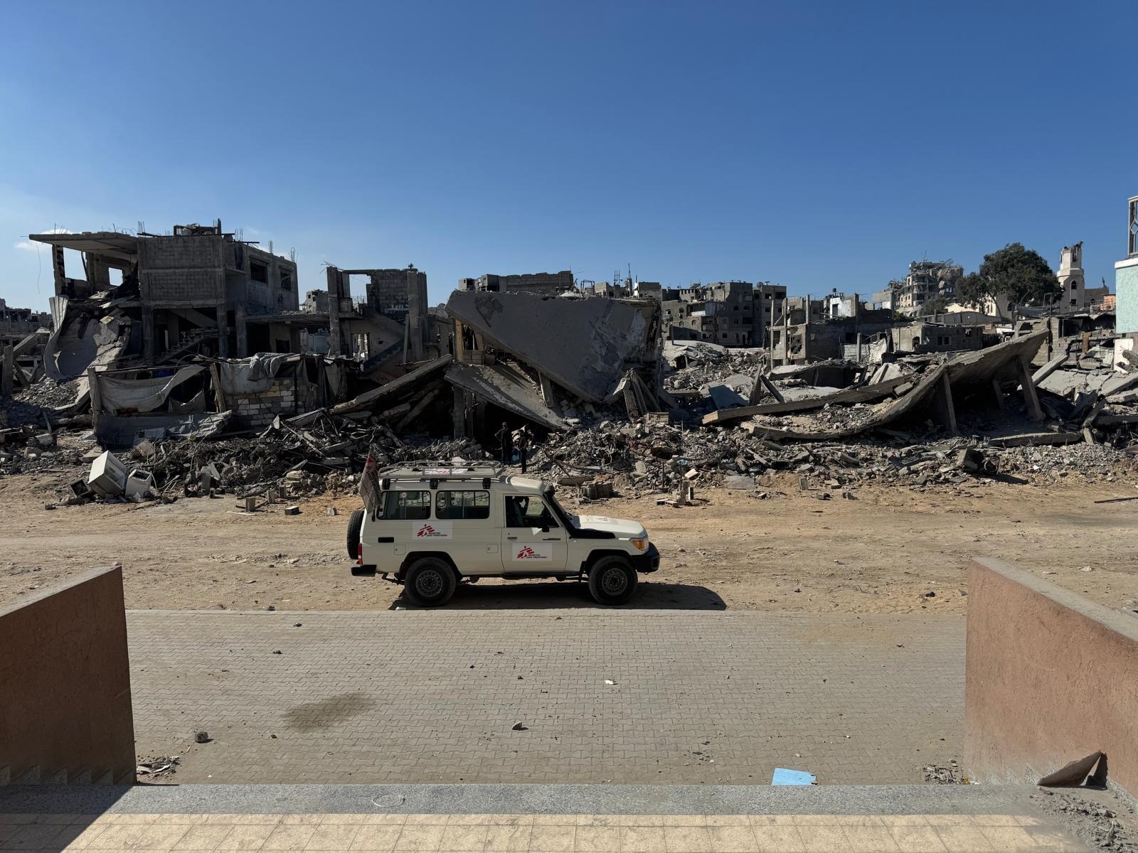 Un vehículo de MSF estacionado frente al hospital Al Rantisi, en la ciudad de Gaza