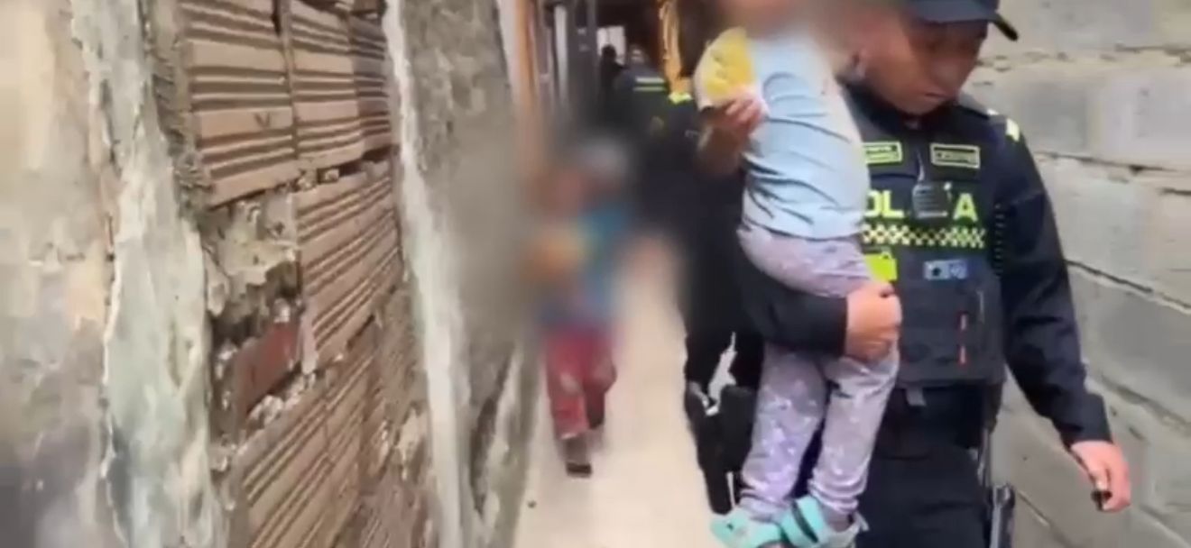 Las dos niñas, de 4 y 7 años, fueron encontradas solas dentro de una vivienda en el barrio Ricaurte.