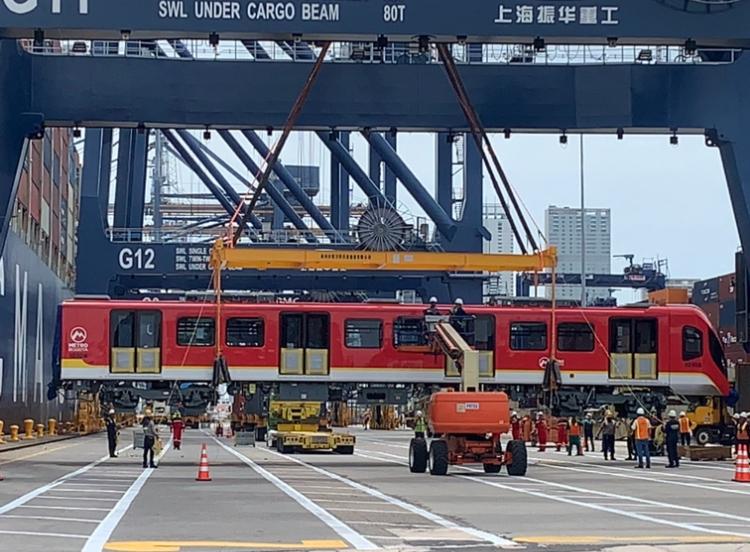 Llegada al Puerto de Cartagena de uno de los trenes para el Metro de Bogotá