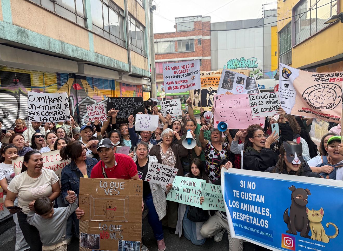 Plantón animalista en la avenida Caracas, realizado el 19 de enero frente a varios establecimientos dedicados a la venta de animales.