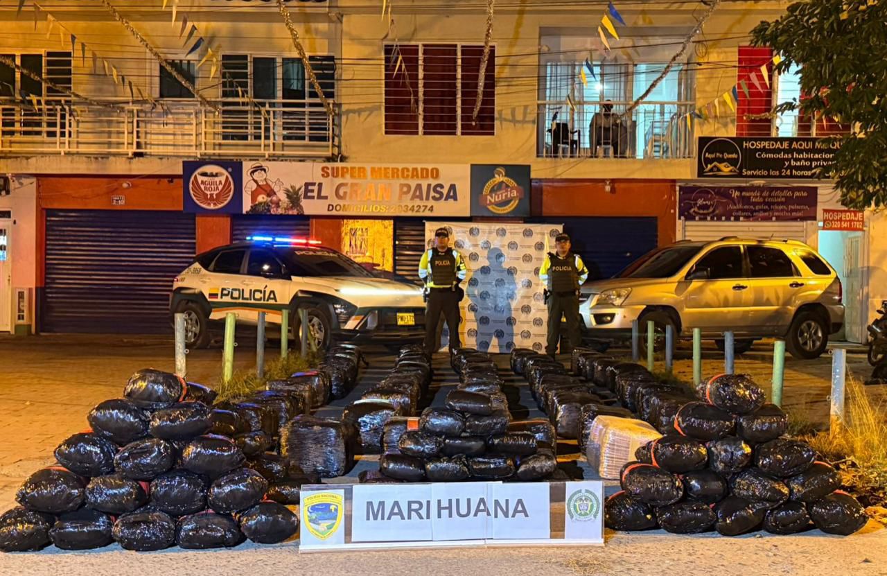 Gigantesco cargamento de drogas que estaba siendo transportado en un carro.