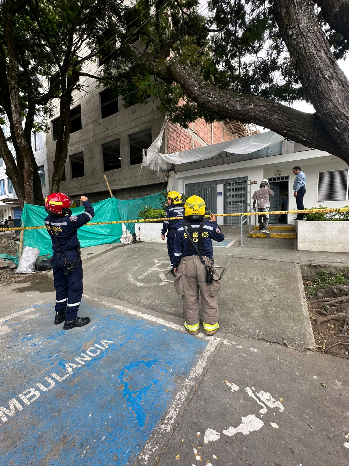 Emergencia por desplome de un andamio con tres trabajadores en Cali.