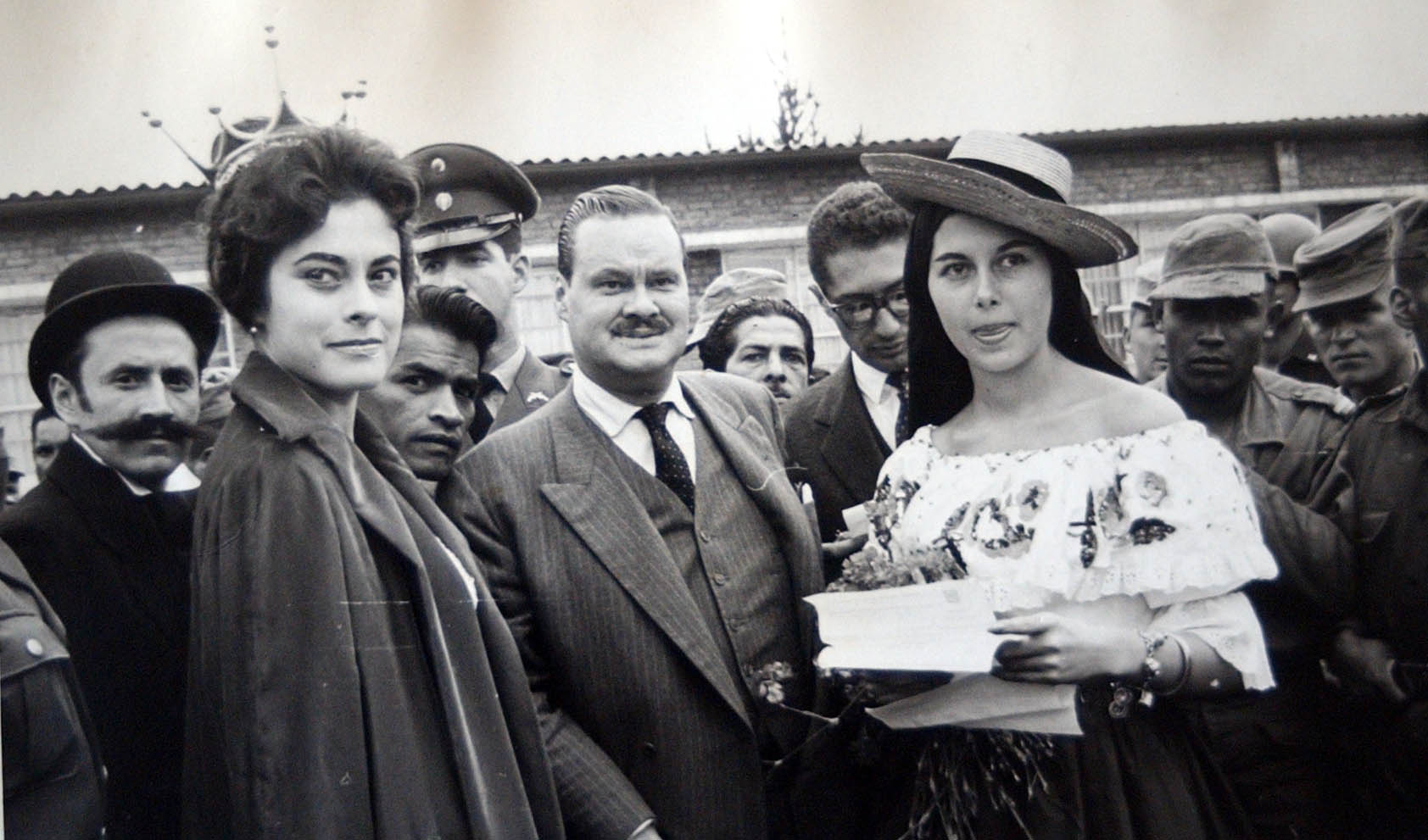 Luz Marina Zuluaga asistiendo a un carnaval.