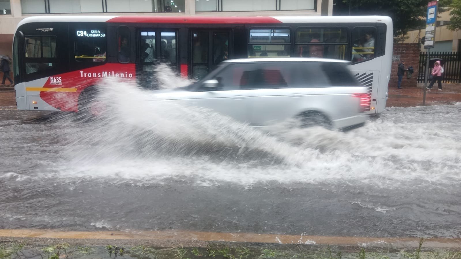 Inundaciones en la calle 72 con carrera 7, en Bogotá
