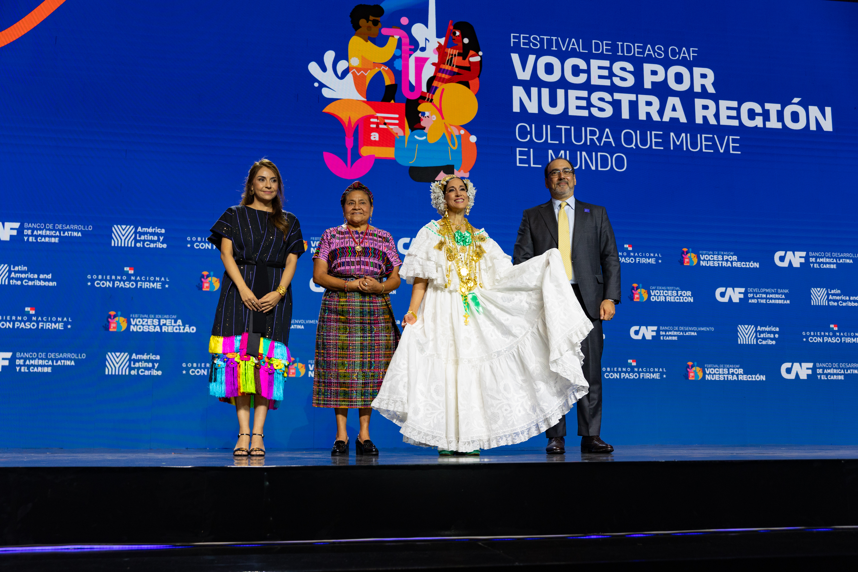 Sergio Díaz-Granados, presidente de CAF, la ministra de Cultura de Panamá, María Eugenia Herrera, y Rigoberta Menchú