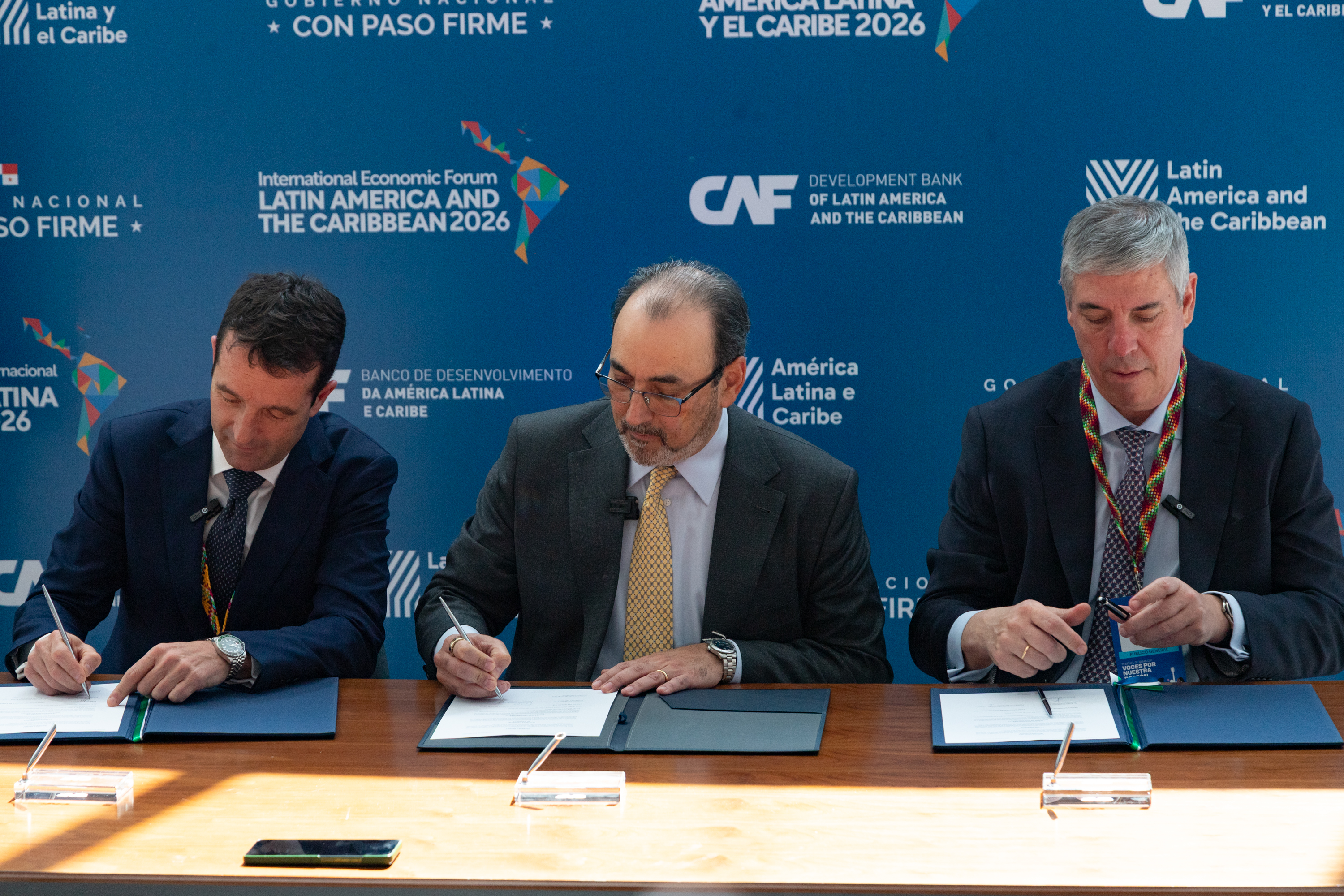 Ángel Escribano, presidente de Indra; Sergio Díaz-Granados, presidente de CAF; y José Vicente de los Mozos, consejero delegado de Indra.