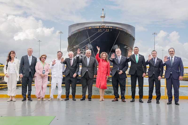 Presidentes latinoamericanos reunidos en el Canal de Panamá.