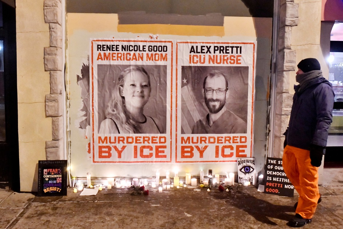 Carteles de Renee Nicole Good y Alex Pretti, víctimas del ICE en Minneapolis,