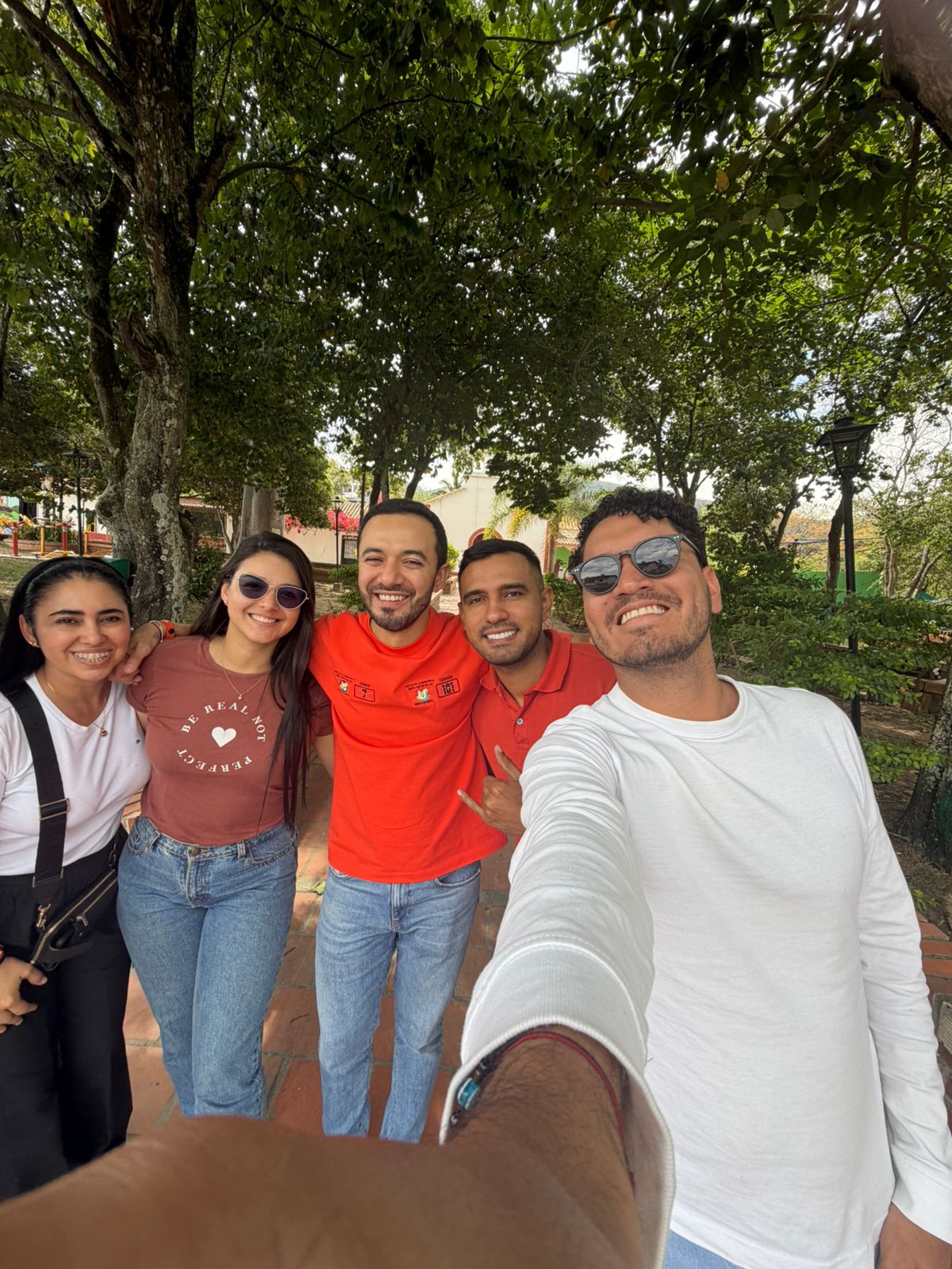 La última foto con Dióegenes y su equipo. Algunos se salvaron de morir.
