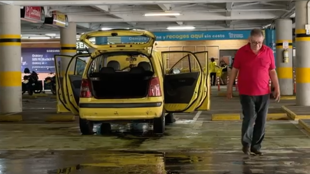 Taxista atrapado por inundaciones
