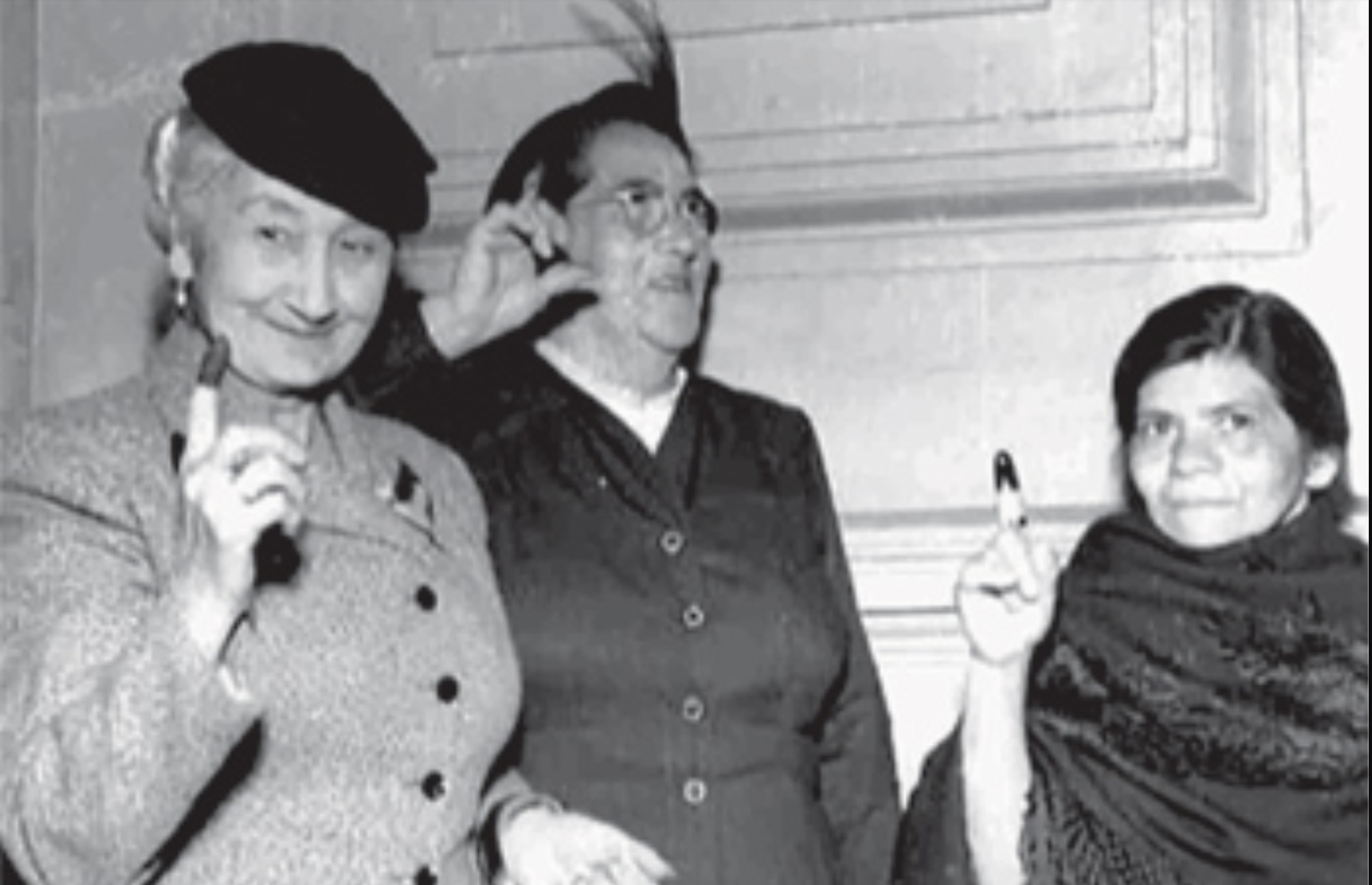 Las mujeres en Colombia pudieron votar oficialmente el 1 de diciembre de 1957, durante el plebiscito que consultó el nacimiento del Frente Nacional. El voto femenino se logró en el país gracias a la reforma constitucional realizada el 27 de agosto de 1954.