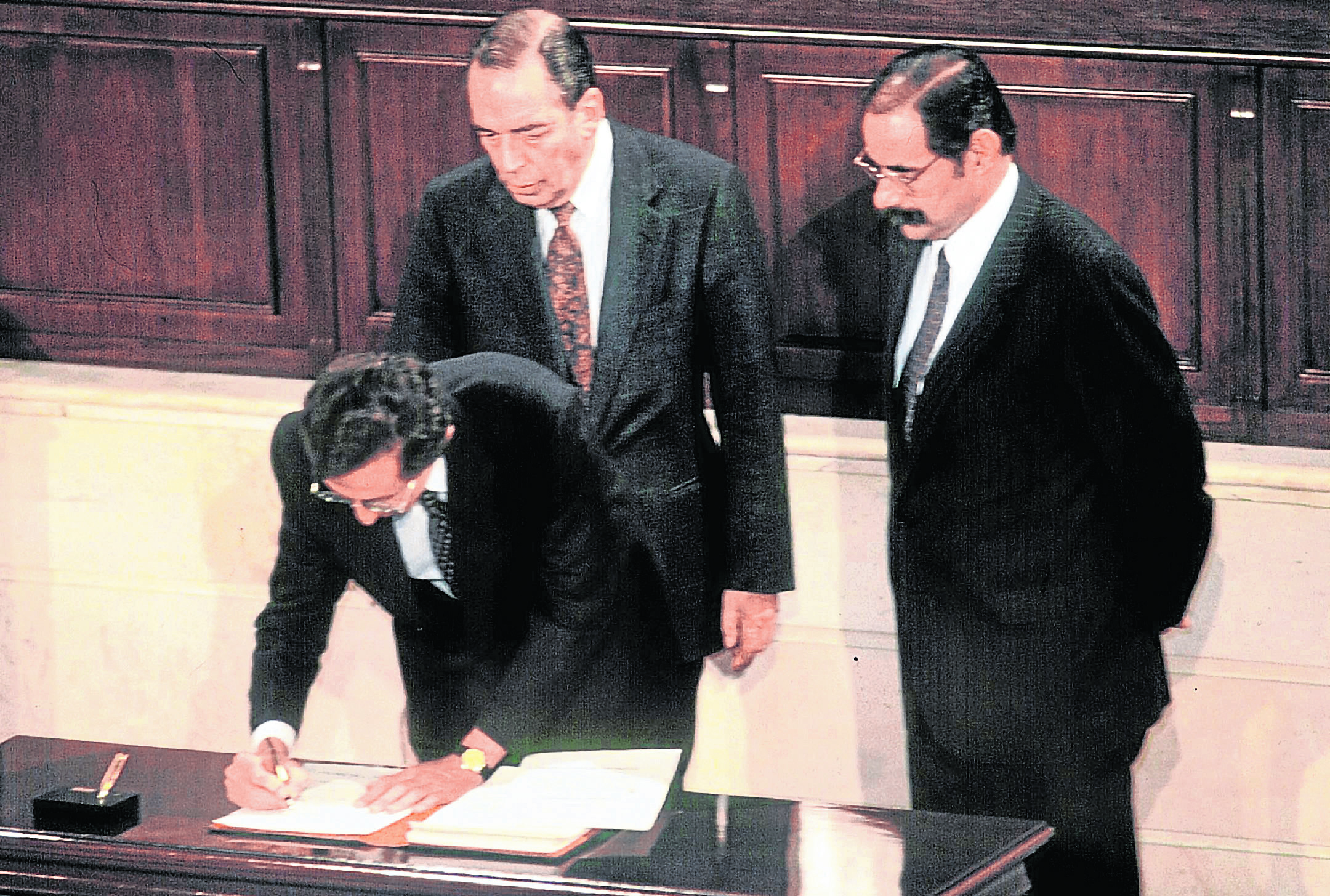 Foto de la firma de la Constitución de 1991. En la foto los presidentes de la Asamblea Nacional Constituyente: Antonio Navarro, Álvaro Uribe y Horacio Serpa.