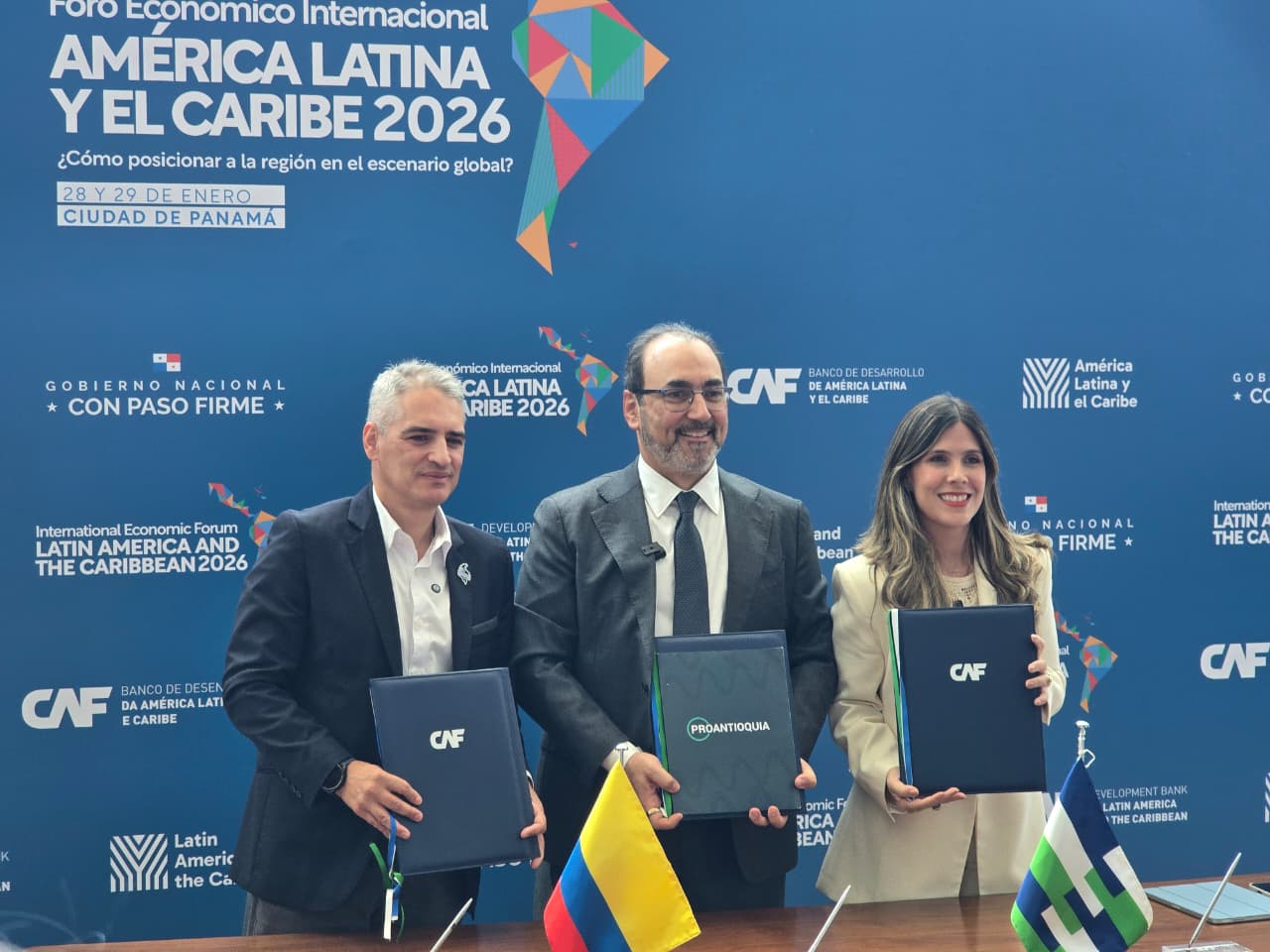 El gobernador Andrés Julián Rendón, el presidente de la CAF, Sergio Díaz Granados y la directora de ProAntioquia, Juliana Velásquez suscribieron el acuerdo en Panamá.