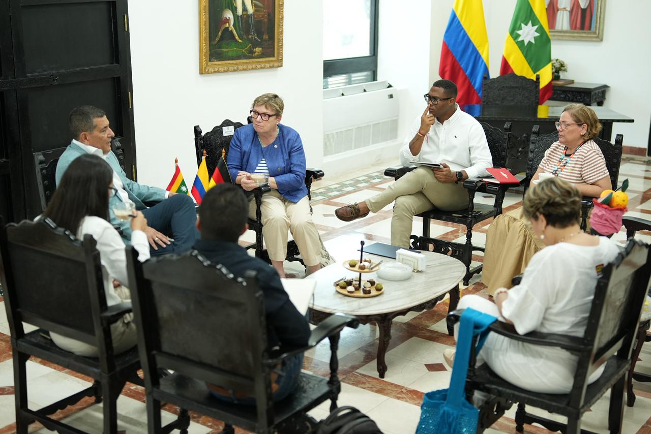 Reunión entre la embajadora de Alemania, Martina Klumpp y Dumek Turbay